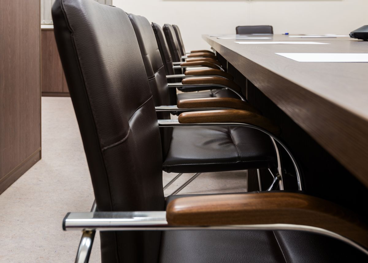 Sillas de sala de reuniones tapizadas en piel negra