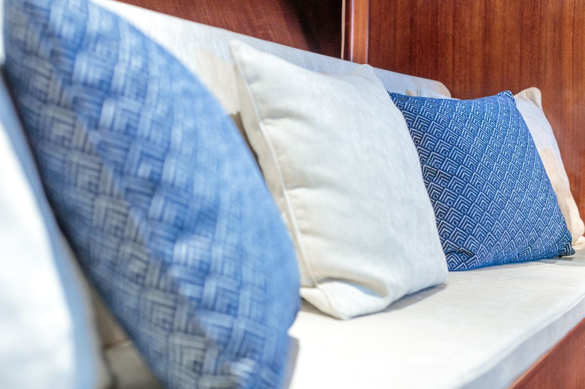 Cojines de barco tapizados en tela azul y blanca